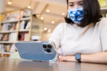 LazyCase透明隱形iPhone手機殼開箱,告別傳統支架設計